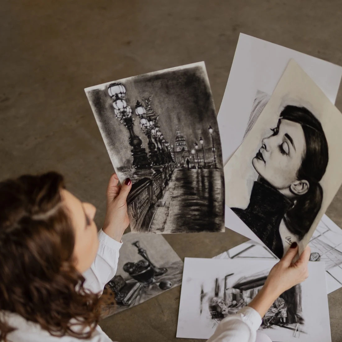 Ana Steffler revisando desenhos e estudos autorais