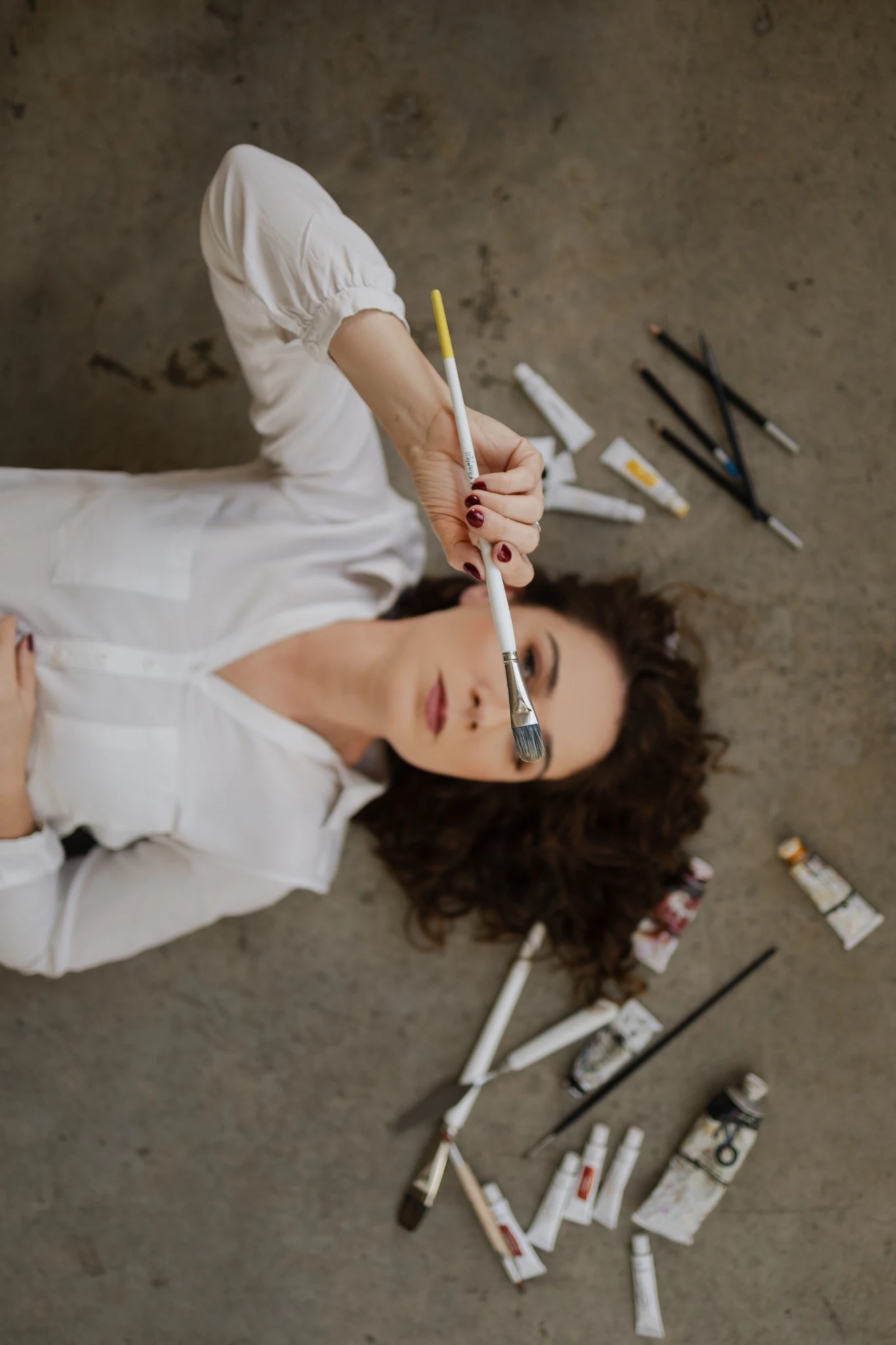 Ana Steffler com pincel e materiais de pintura